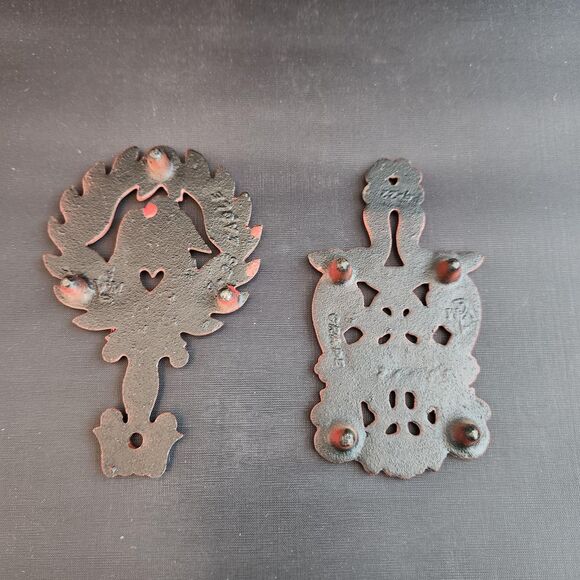 Cast Iron Eagle Grapes Mini Trivets Red Enamel Set 2 Virginia Metalcrafters Vtg - Picture 5 of 10